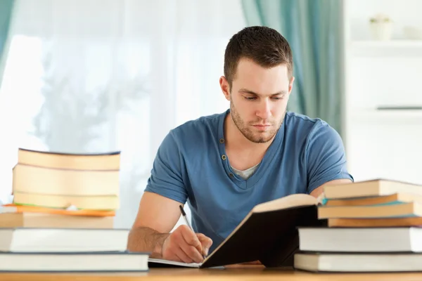 ¿Cuáles son mis derechos si estudio y aún dependo económicamente?